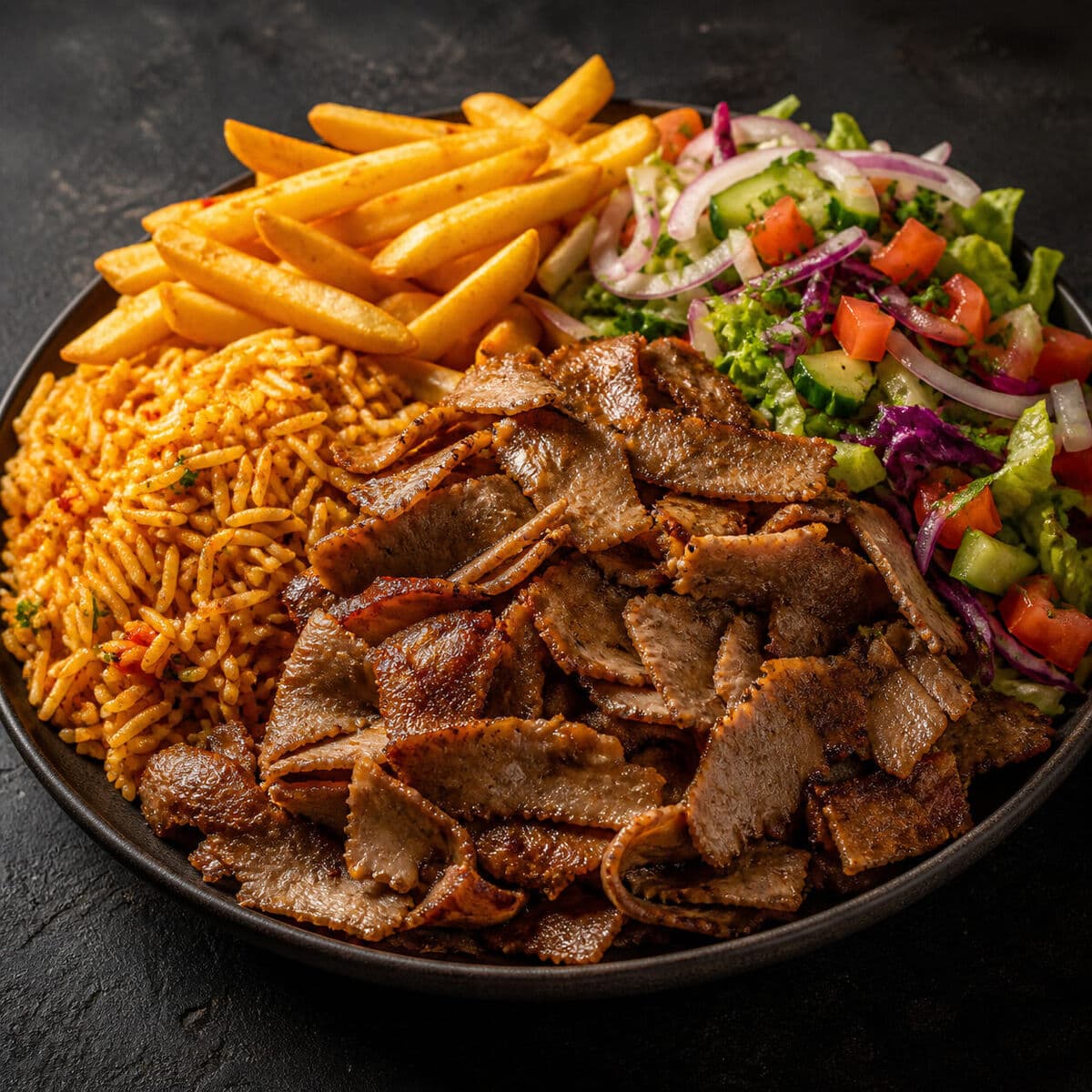 Plato de Kebab con Patatas y Ensalada